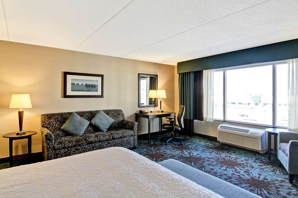 Hampton Inn by Hilton Toronto Airport Corporate Centre in Toronto: Guest room