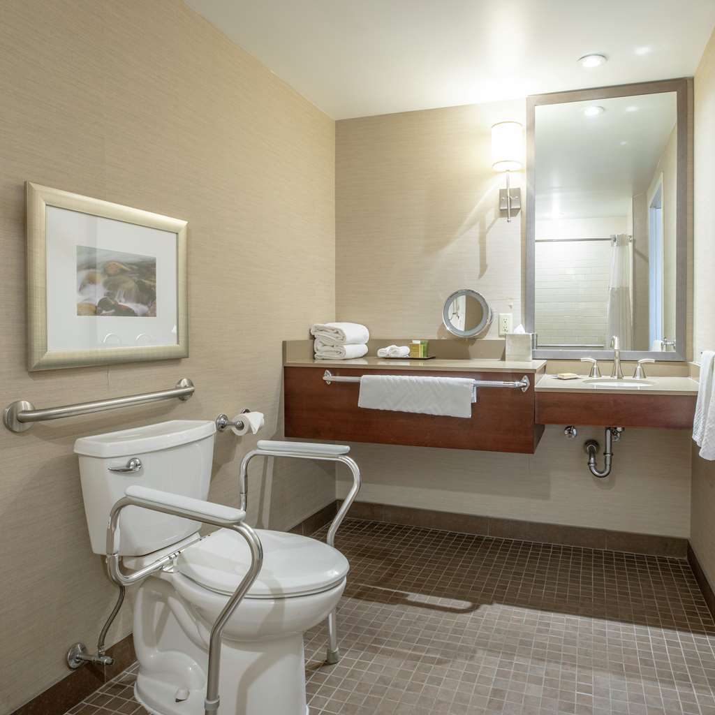 Hilton Saint John in Saint John: Guest room bath