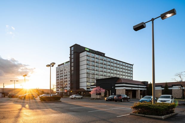 Images Holiday Inn Newark International Airport by IHG