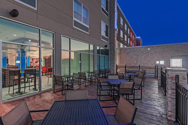 Images Holiday Inn Express & Suites Tulsa South - Woodland Hills by IHG
