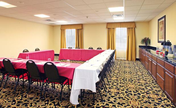 Images Holiday Inn Express & Suites Clarksville, an IHG Hotel