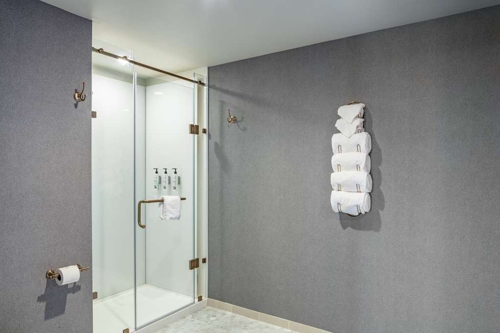 Guest room bath