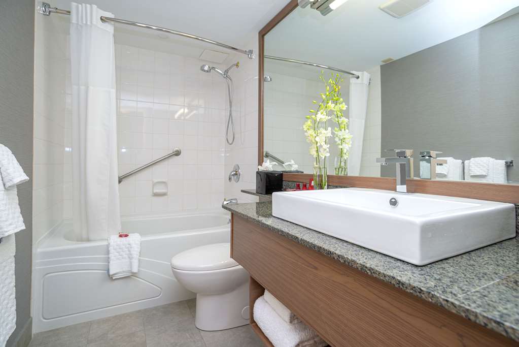 Best Western Premier Chateau Granville Hotel & Suites & Conf. Centre in Vancouver: Superior View King Bathroom
