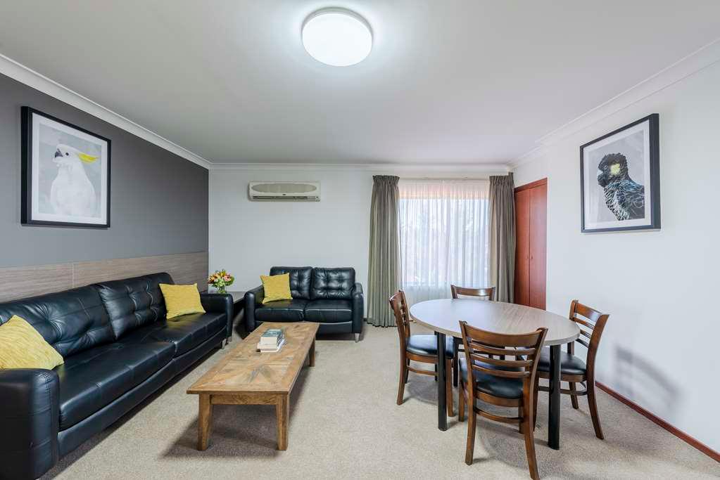Executive Suite - Living & Dining space Best Western Plus Ambassador Orange Orange (02) 6393 7500
