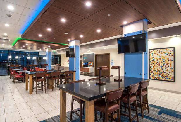 Images Holiday Inn Express & Suites Phoenix North - Happy Valley by IHG