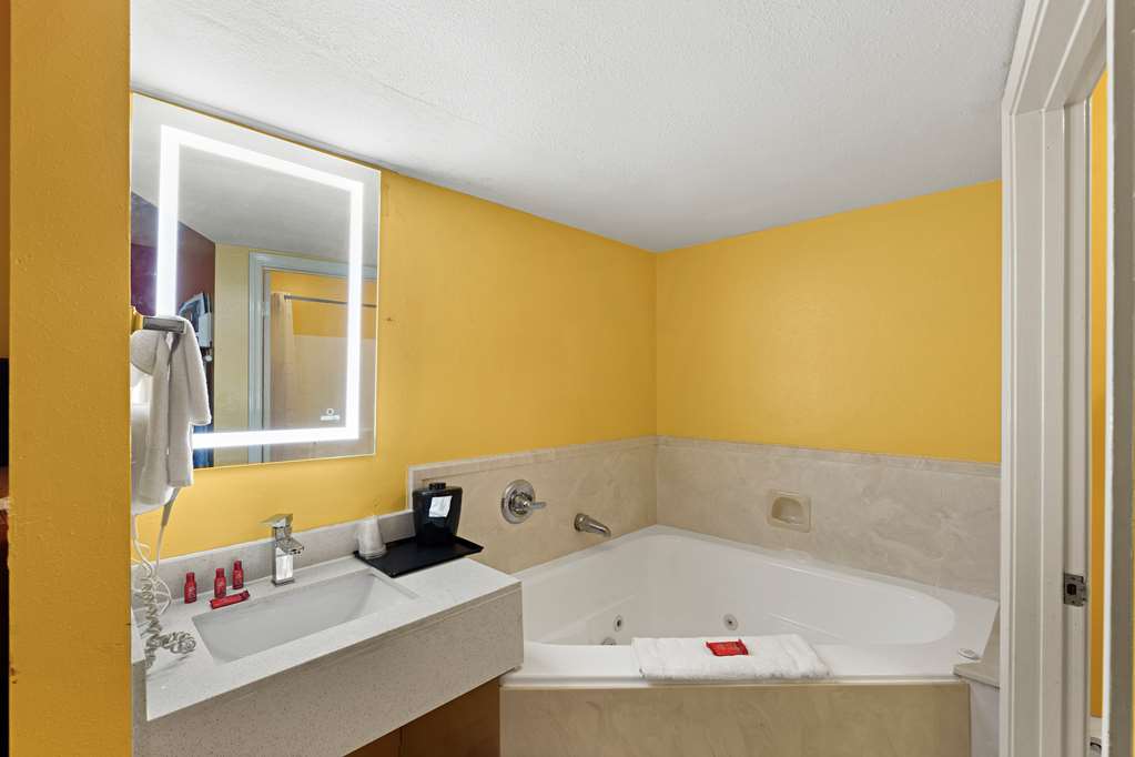 Double Queen Bathroom with Hot Tub