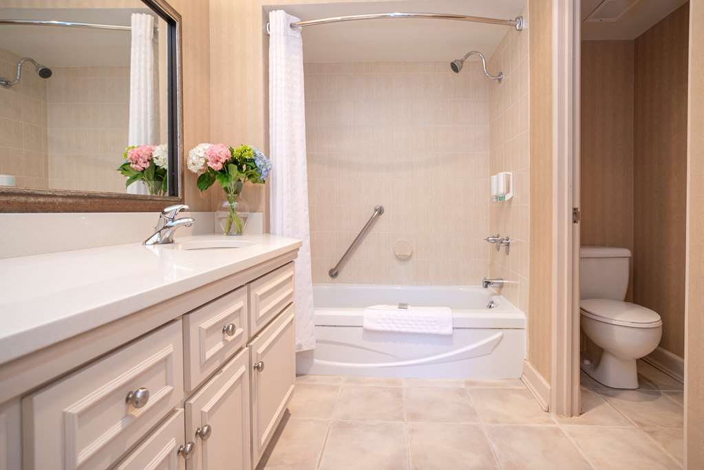 Best Western Dorchester Hotel in Nanaimo: King Executive Suite Bathroom
