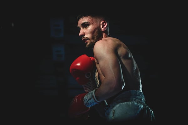 Intensives Boxtraining mit Fokus auf Technik, Schnelligkeit und körperliche Fitness zur Verbesserung von Schlagpräzision und Ausdauer.