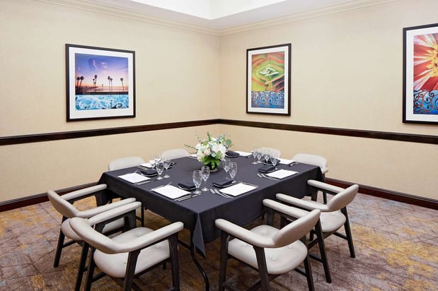 Images Hotel Zessa Orange County Airport, a DoubleTree by Hilton