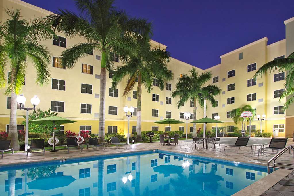 Pool Homewood Suites by Hilton Miami - Airport West Miami (305)629-7831
