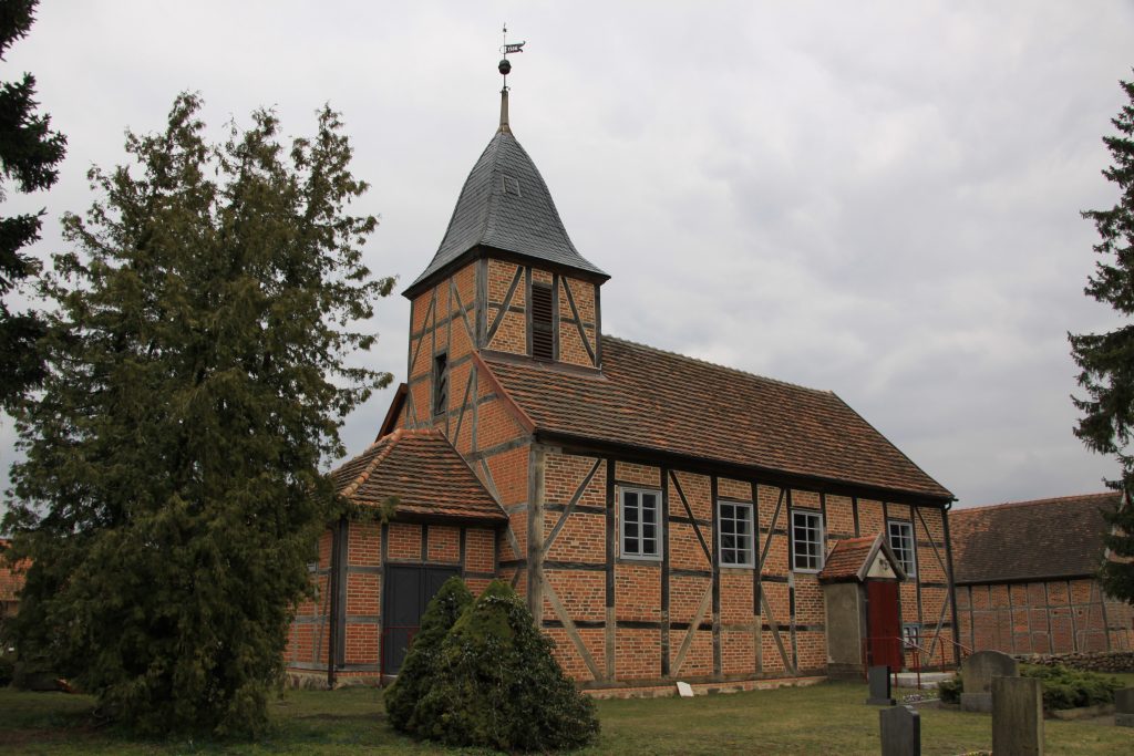 Kirche Wustrow - Pfarrsprengel Lenzen-Lanz-Seedorf, Dorfstraße in Wustrow