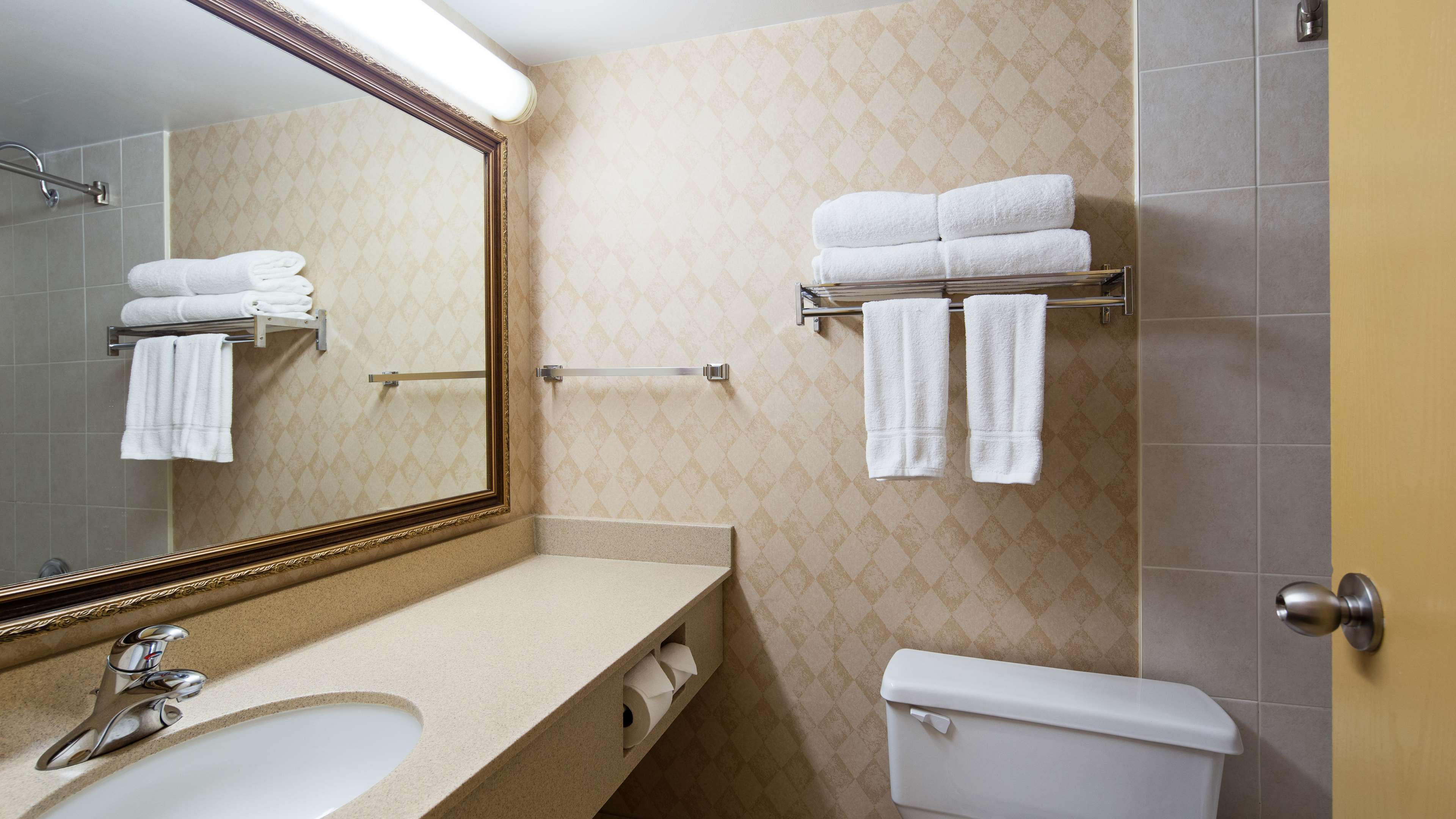 Queen Bedroom Guest Bathroom Best Western North Bay Hotel & Conference Centre North Bay (705)474-5800