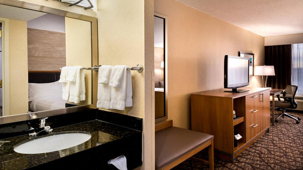 Images Holiday Inn & Suites Warren, an IHG Hotel