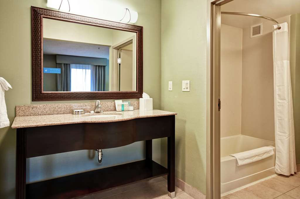 Guest room bath