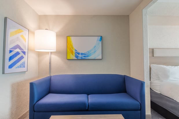 Images Holiday Inn Express & Suites Kansas City Airport by IHG