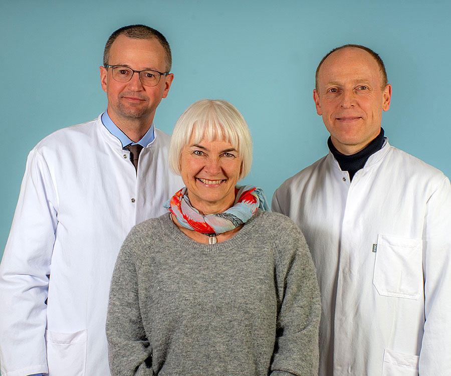 Prof. Dr. Friederich (Chefarzt Anästhesie, re.) mit Prof. Dr. Bodner (Chefarzt Thoraxchirurgie, li.), mit Patientin nach Lungen-OP