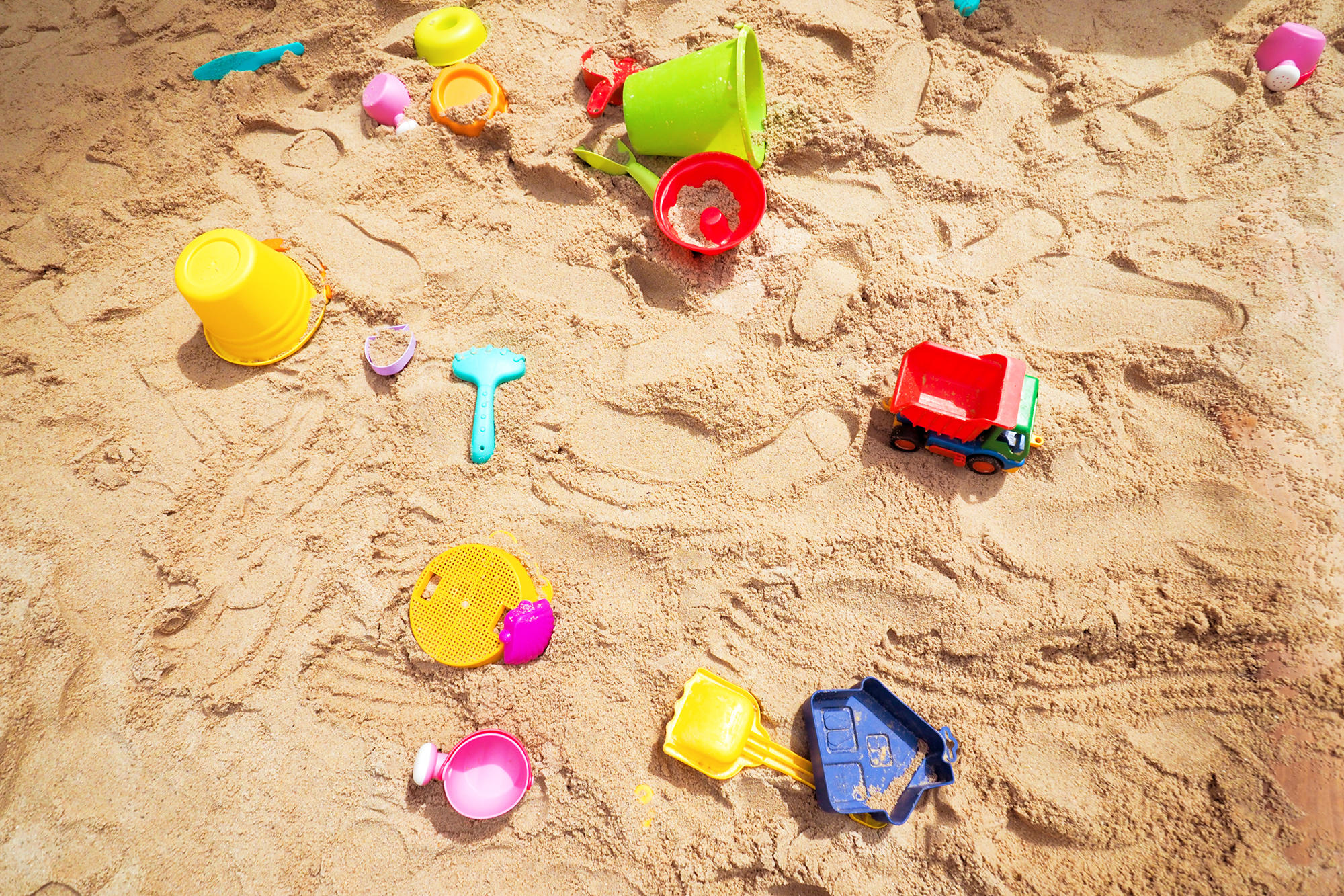 Sandkiste Sandspielzeug, spielen. pme Familienservice Lernwelten Kita Kinderbetreuungseinrichtung Eltern und Kind