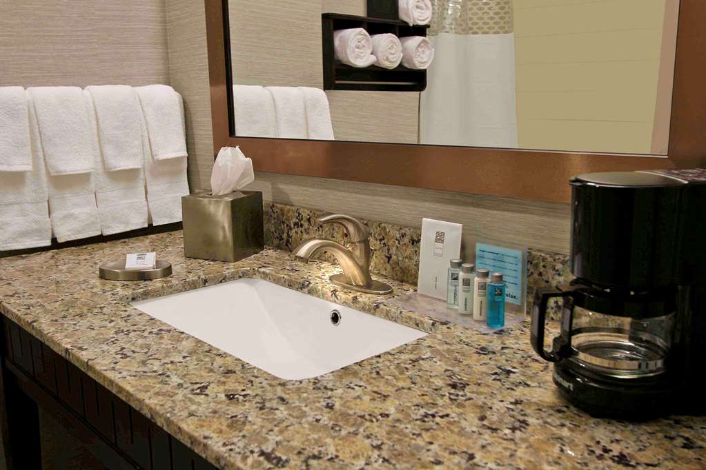 Guest room bath