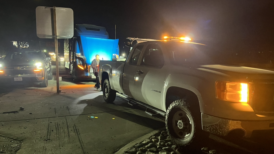 At California Mobile Fleet, we understand that truck breakdowns can happen at any time, which is why we offer 24-hour truck repair services. Whether it's day or night, our team is ready to respond to your emergency repair needs promptly and efficiently. With our around-the-clock service, you can rest assured that help is always just a phone call away.