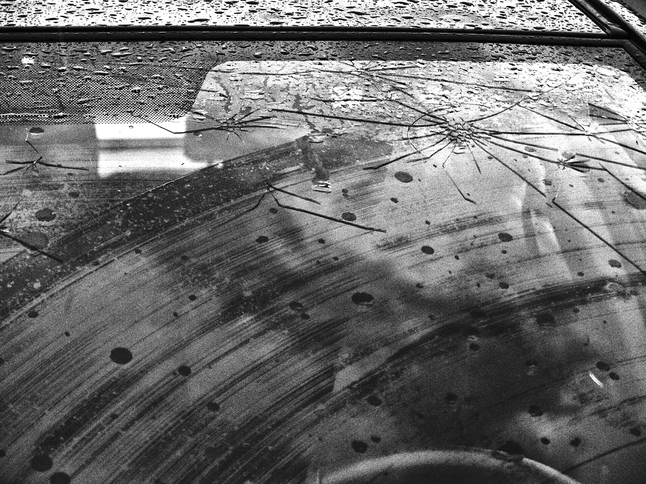 Fix Auto Glass provides expert-level restoration for chipped and cracked windshields, focusing on safety, speed, and long-term durability. Our service is designed to be a "first line of defense" for your vehicle, saving you the time and expense.