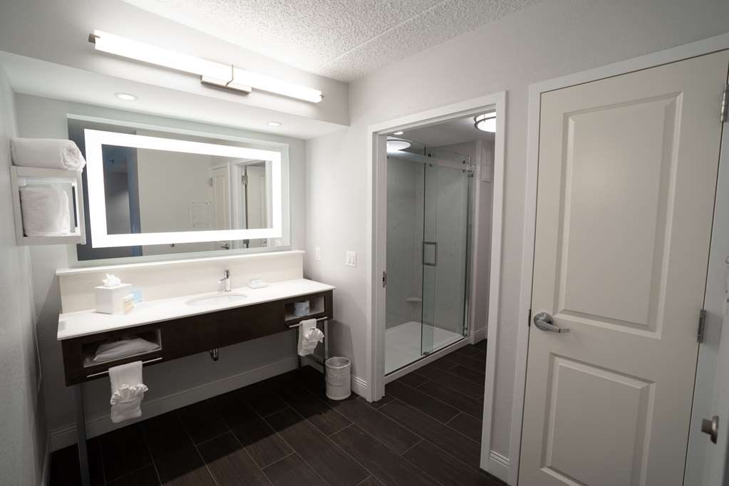 Guest room bath