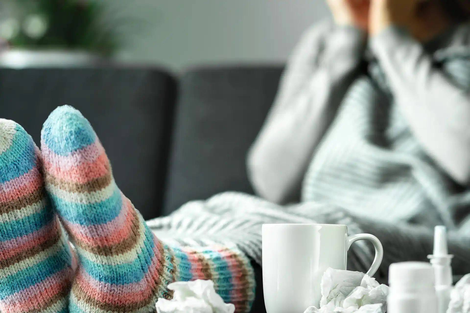 Giovane donna con l'influenza ed il raffreddore