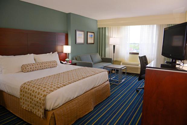 Images Crowne Plaza Virginia Beach Town Center by IHG