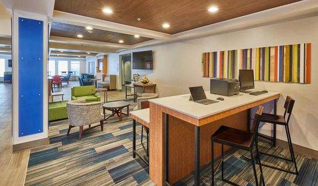 Images Holiday Inn Express & Suites Medford-Central Point, an IHG Hotel