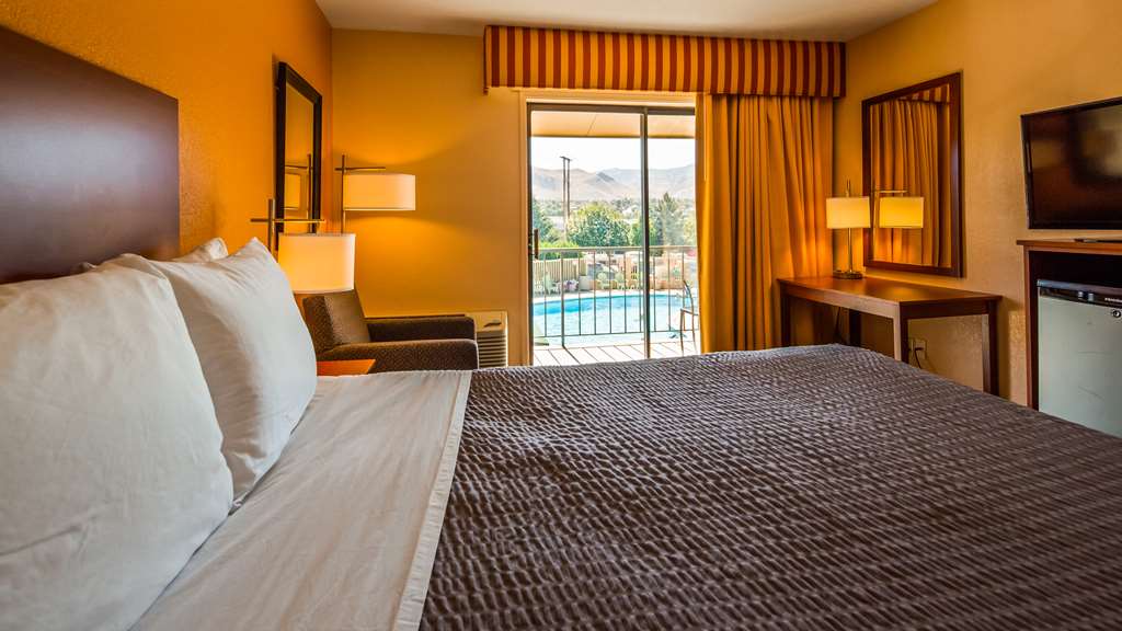 Queen Poolview