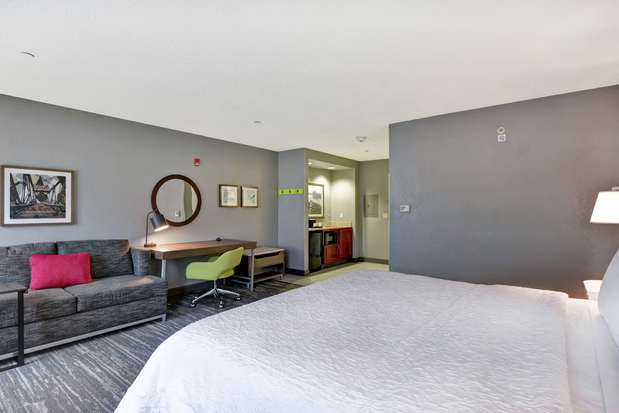 Images Hampton Inn & Suites Newark-Harrison-Riverwalk