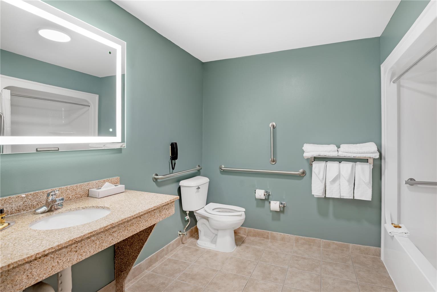 ADA - 2 Queen Beds w/ Bathtub