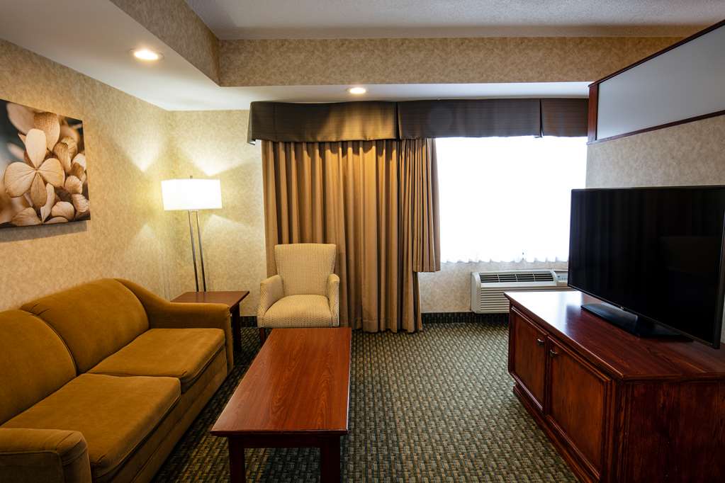 Best Western Voyageur Place Hotel in Newmarket: King Suite 01 sitting area