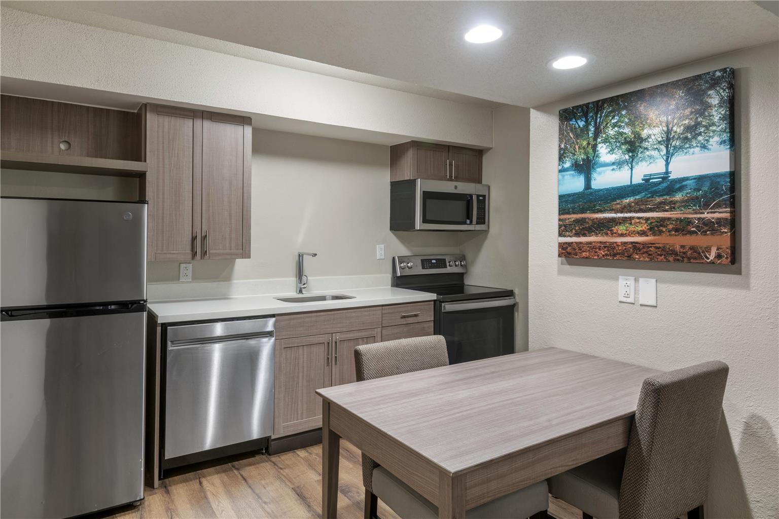 2 Queen Suite - Kitchen