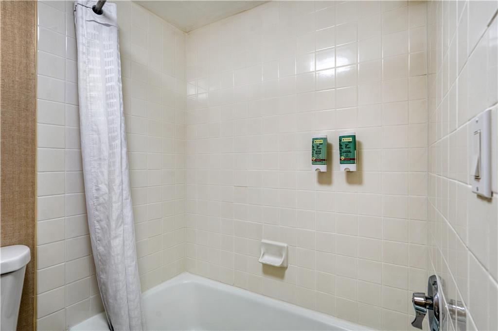 Queen Suite with Jacuzzi Bathroom