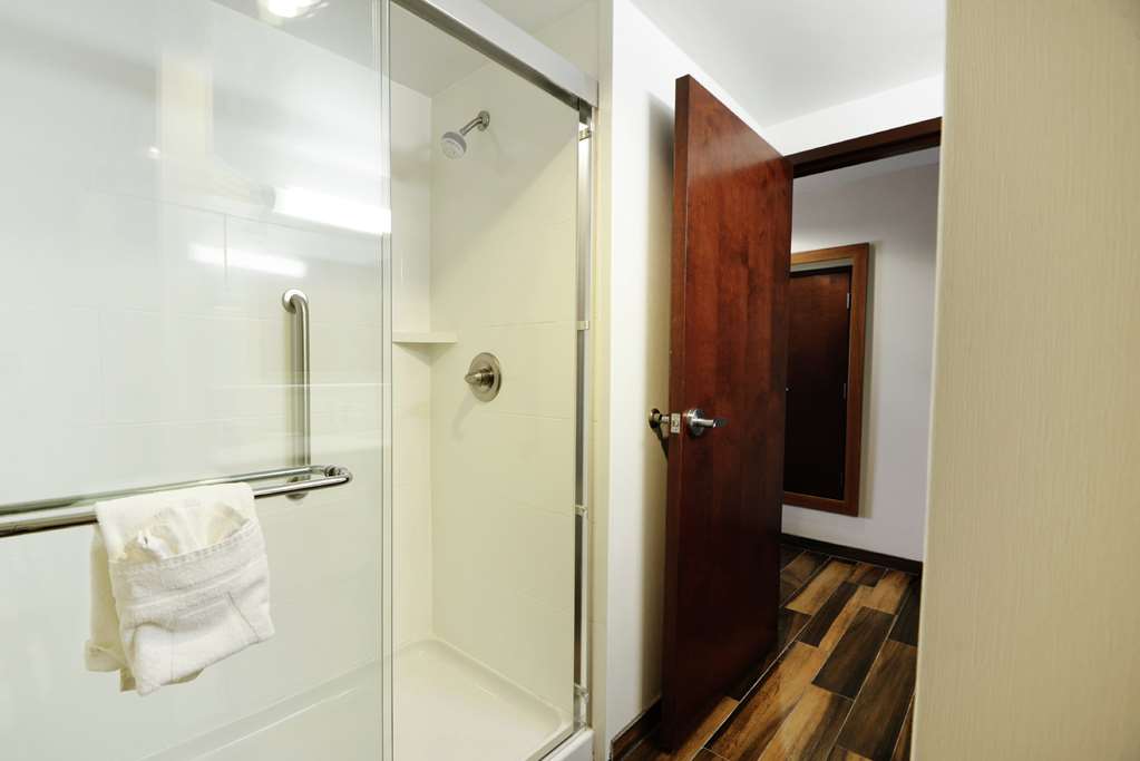 Guest room bath