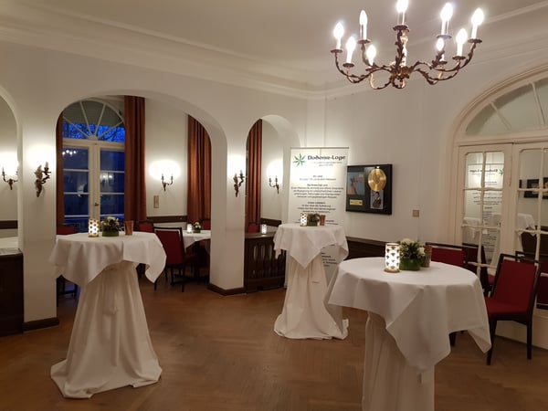 Festlich vorbereiteter Saal der Dodona Loge Berlin für einen Empfang.