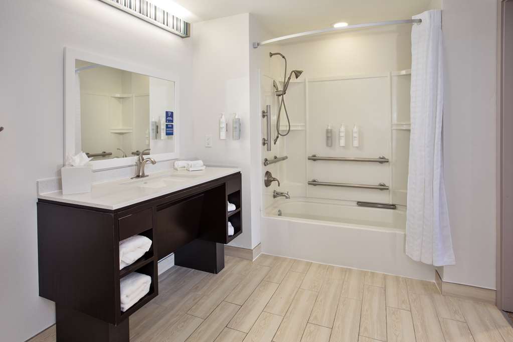 Guest room bath