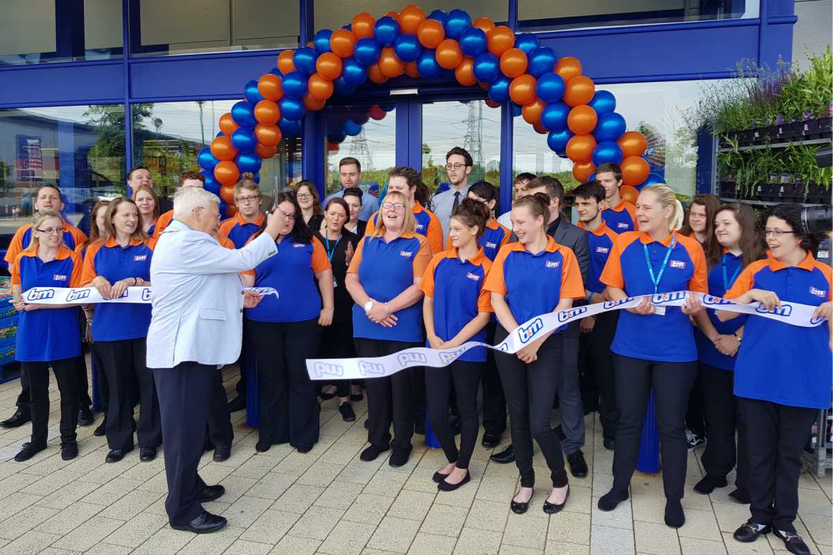 B&M Anglia being formally opened by Deputy Mayor Roger Fern along with representatives from the Lighthouse Women’s Aid.