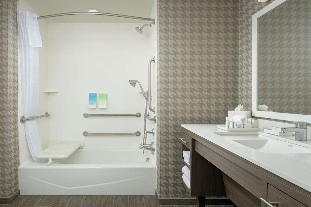 Guest room bath