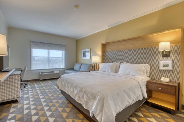 Images Holiday Inn & Suites Madison West - Middleton by IHG