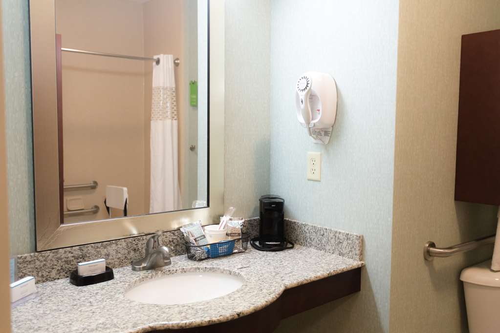 Guest room bath