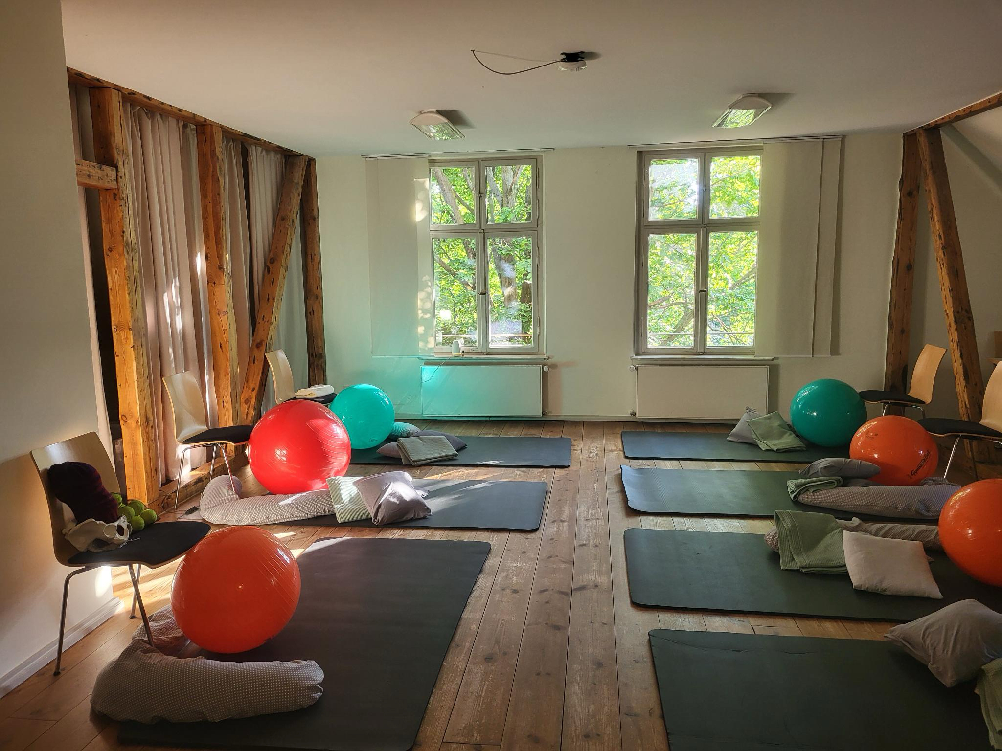 Schwangerschaftsyoga im Kavalierhaus | Caritas-Klinik Maria Heimsuchung Berlin-Pankow, Breite Straße 45 in Berlin