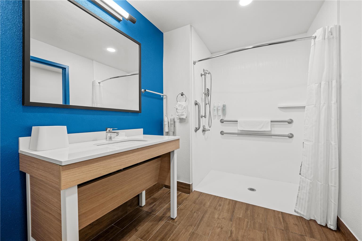 Guest room bath
