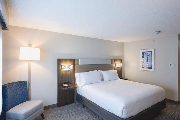 Images Holiday Inn Express & Suites Marquette by IHG
