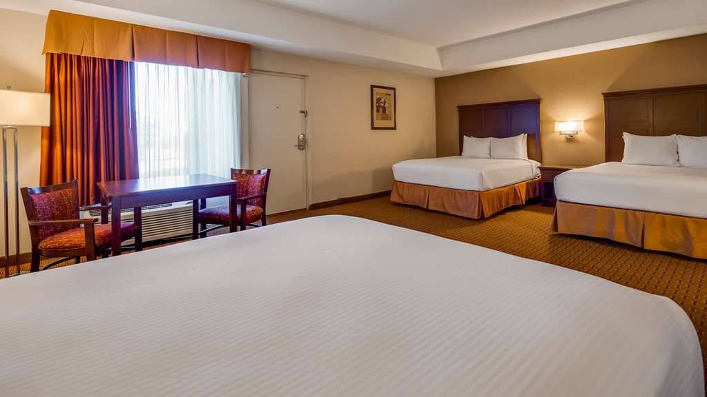 Triple Queen Guest Room