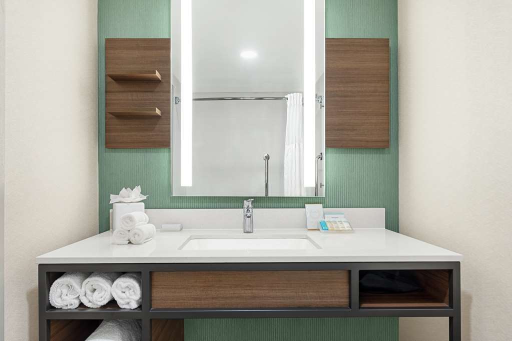 Guest room bath