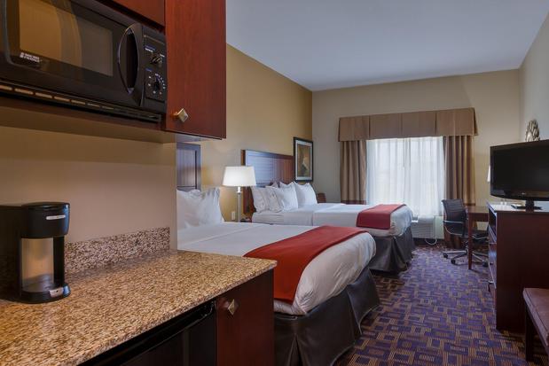 Images Holiday Inn Express & Suites Salina, an IHG Hotel