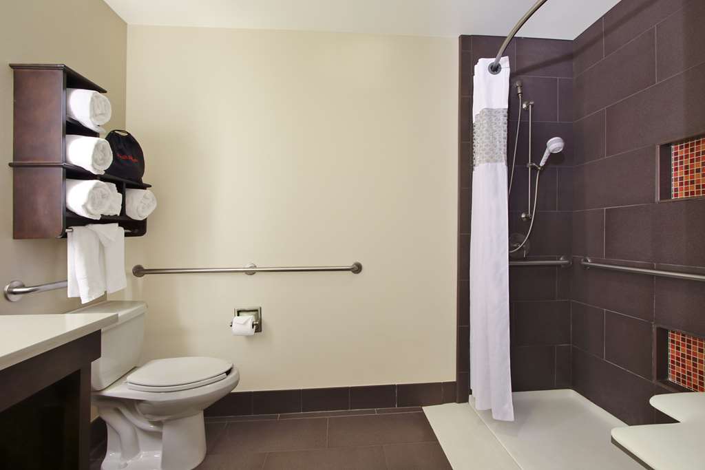 Guest room bath