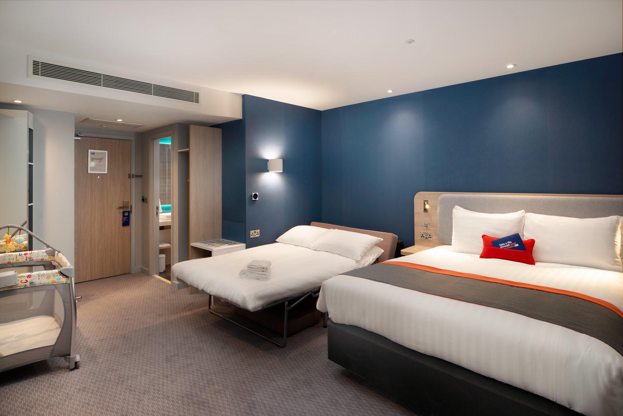 Holiday Inn Express London Heathrow T4, an IHG Hotel Hounslow 020 3971 4433