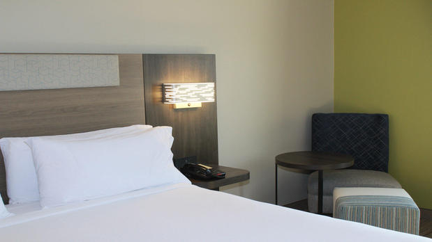 Images Holiday Inn Express & Suites Hope Mills-Fayetteville Arpt, an IHG Hotel